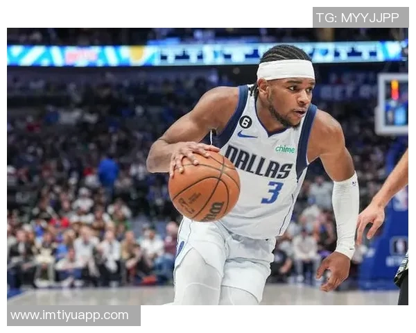 小波特女友现身赛场为独行侠加油引发热议与关注