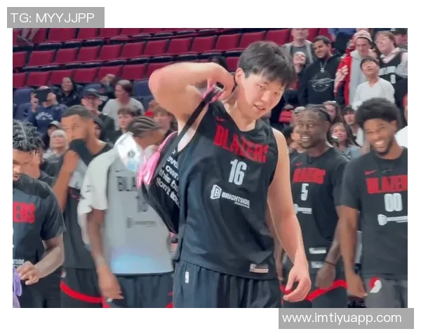 开拓者球迷嘉年华对抗赛黑队险胜白队杨瀚森队友夏普荣膺MVP称号